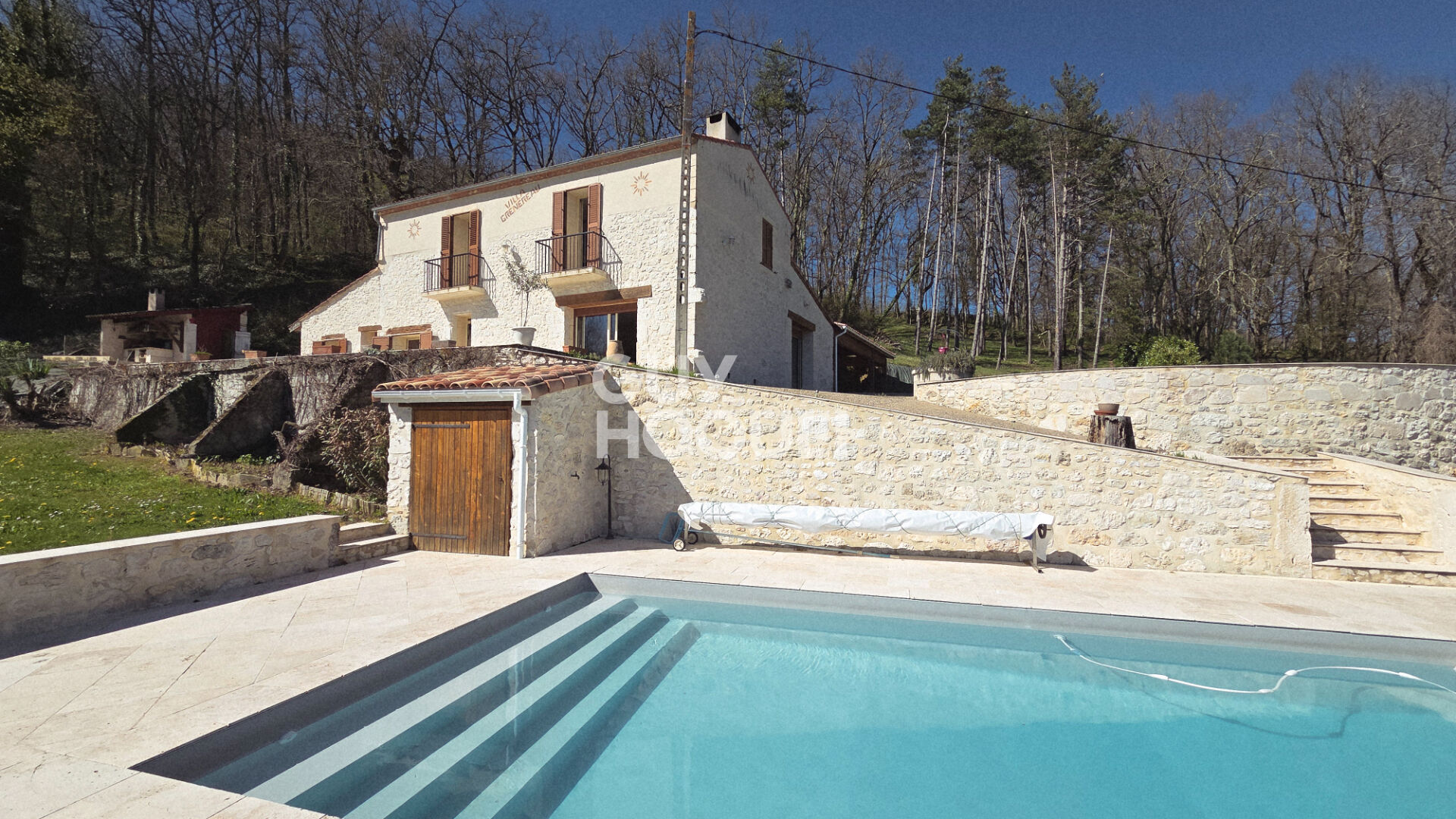 Corps de ferme en pierre rénové 155 m² , 5 ha  de terrain ,  piscine, vue sur la campagne