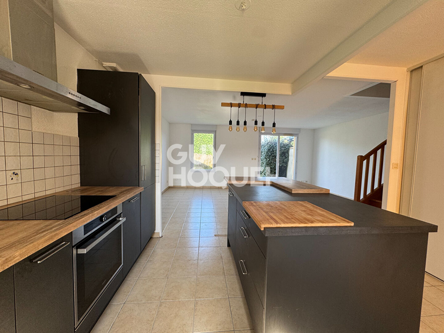 Villa T4 avec jardin et garage.