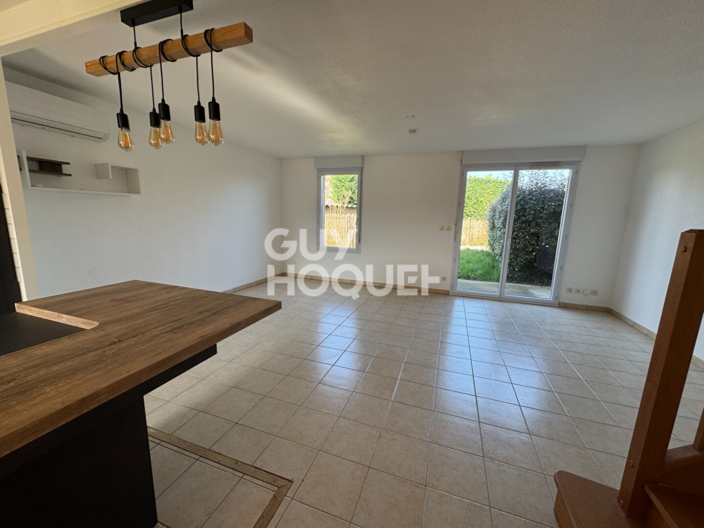 Villa T4 avec jardin et garage.