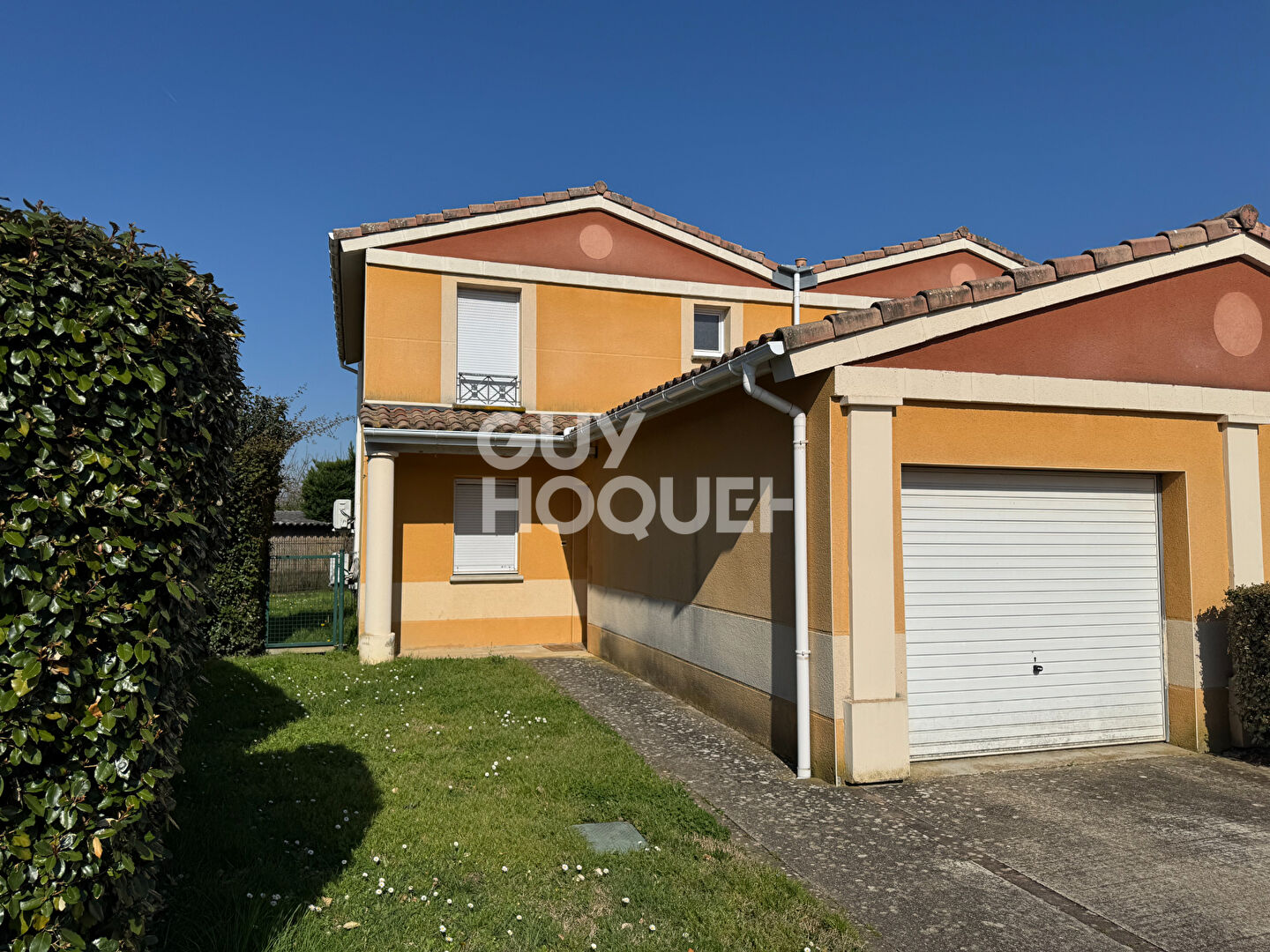 Villa T4 avec jardin et garage.