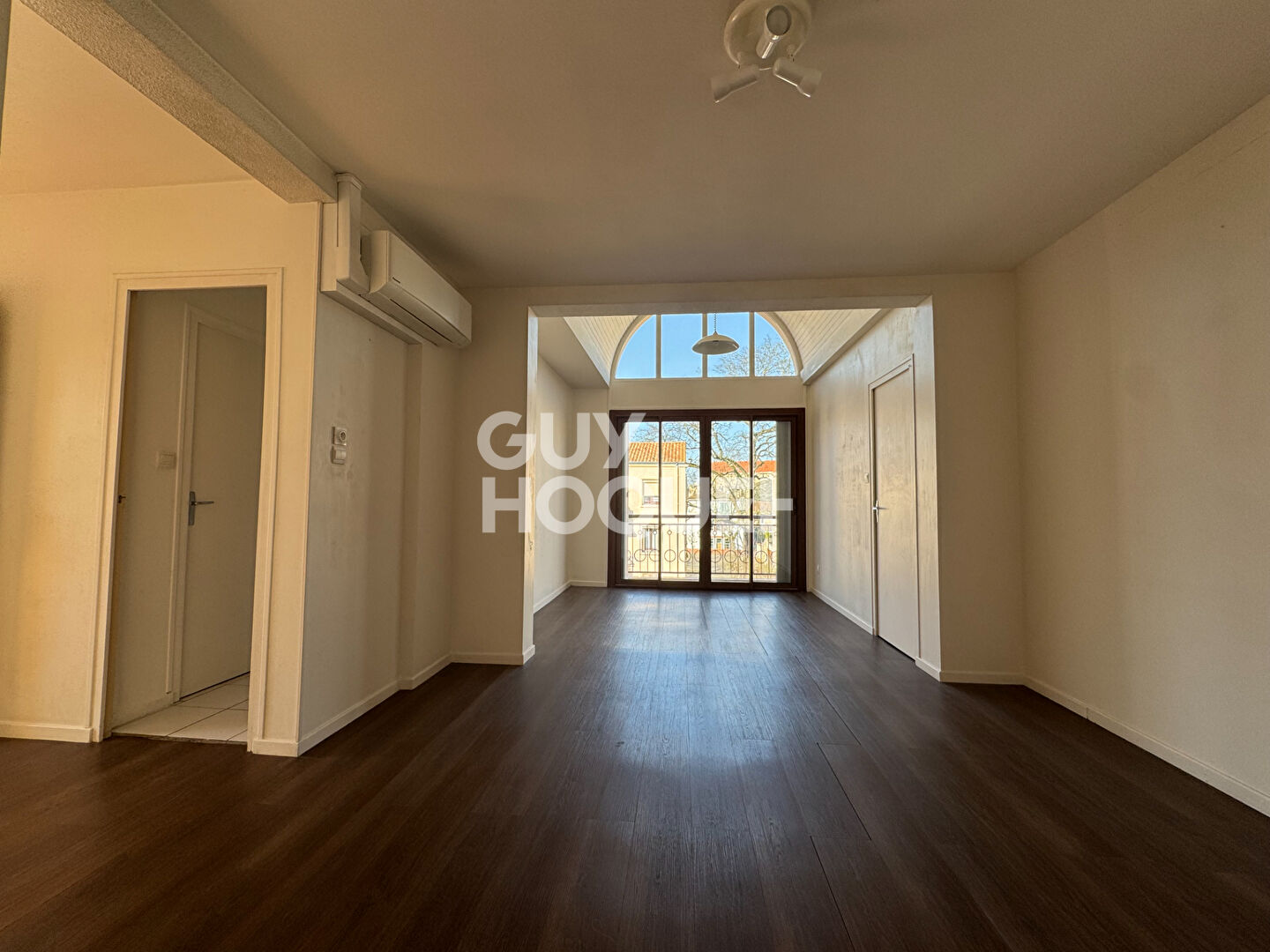 Appartement 3 chambres et un bureau. Balcon et garage.