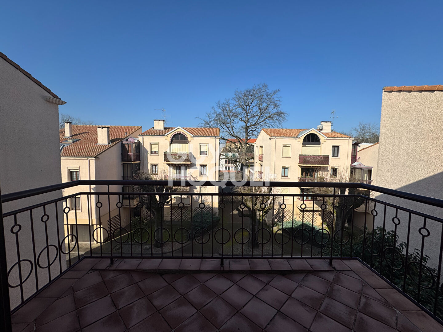 Appartement 3 chambres et un bureau. Balcon et garage.
