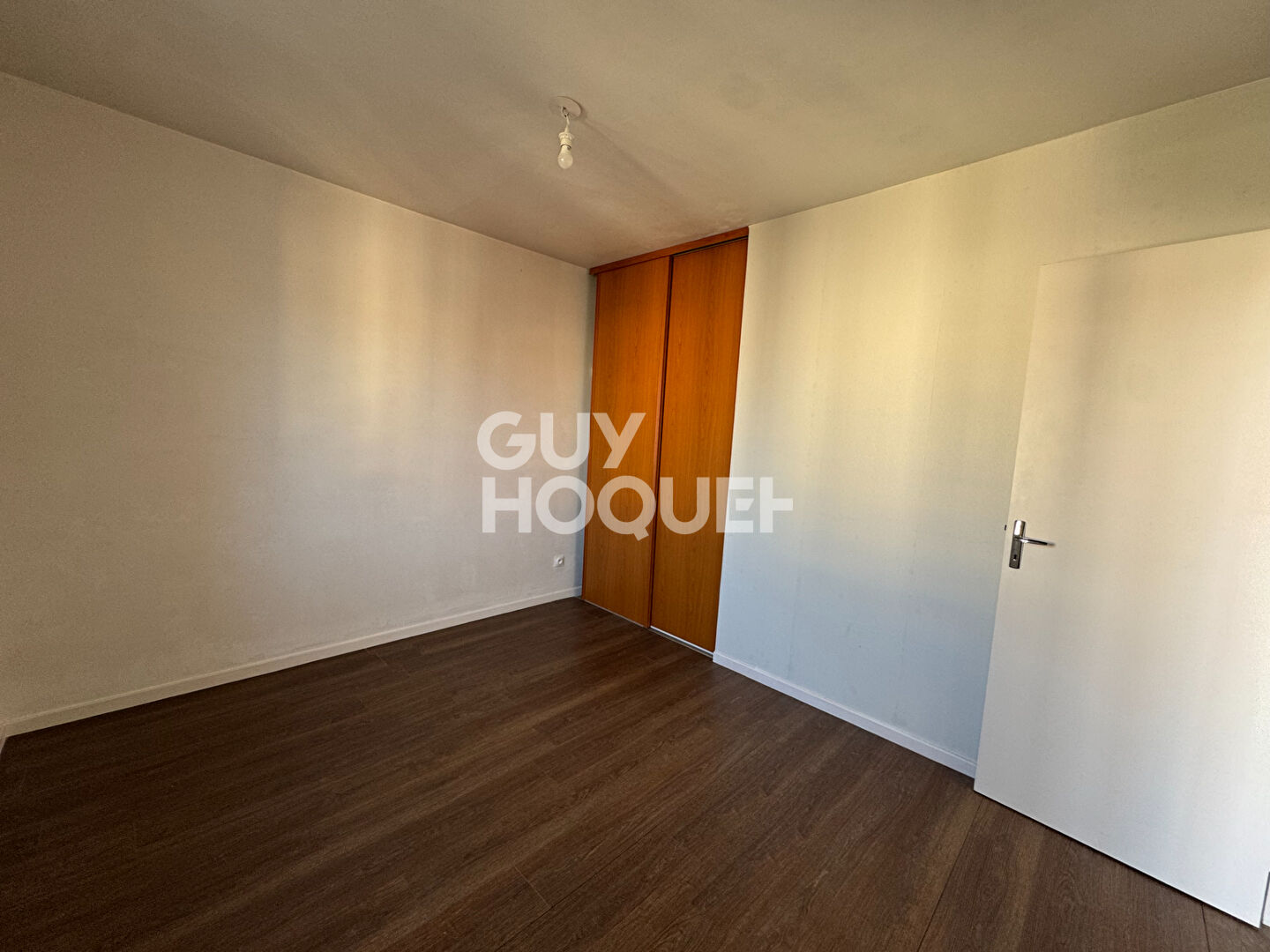 Appartement 3 chambres et un bureau. Balcon et garage.