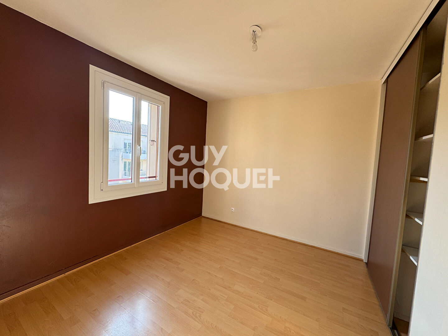 Appartement 3 chambres et un bureau. Balcon et garage.