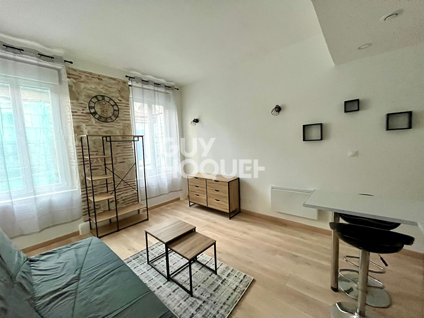 Studio rénové, dans petit immeuble avec buanderie et local vélo