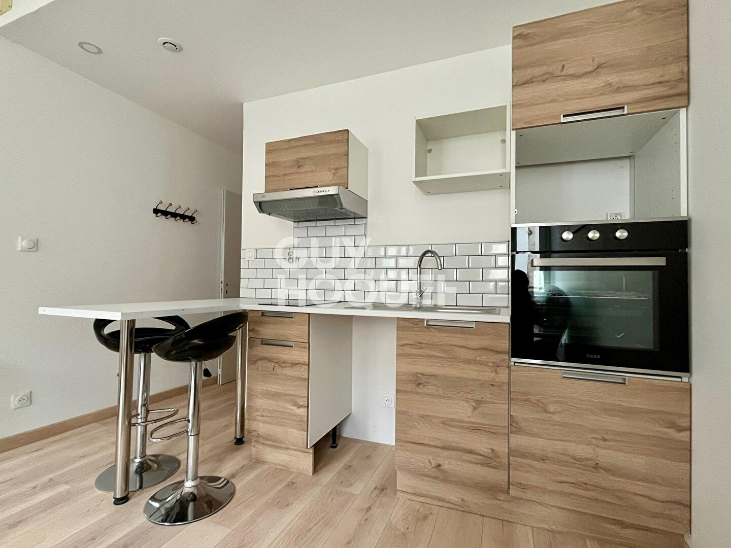 Studio rénové, dans petit immeuble avec buanderie et local vélo