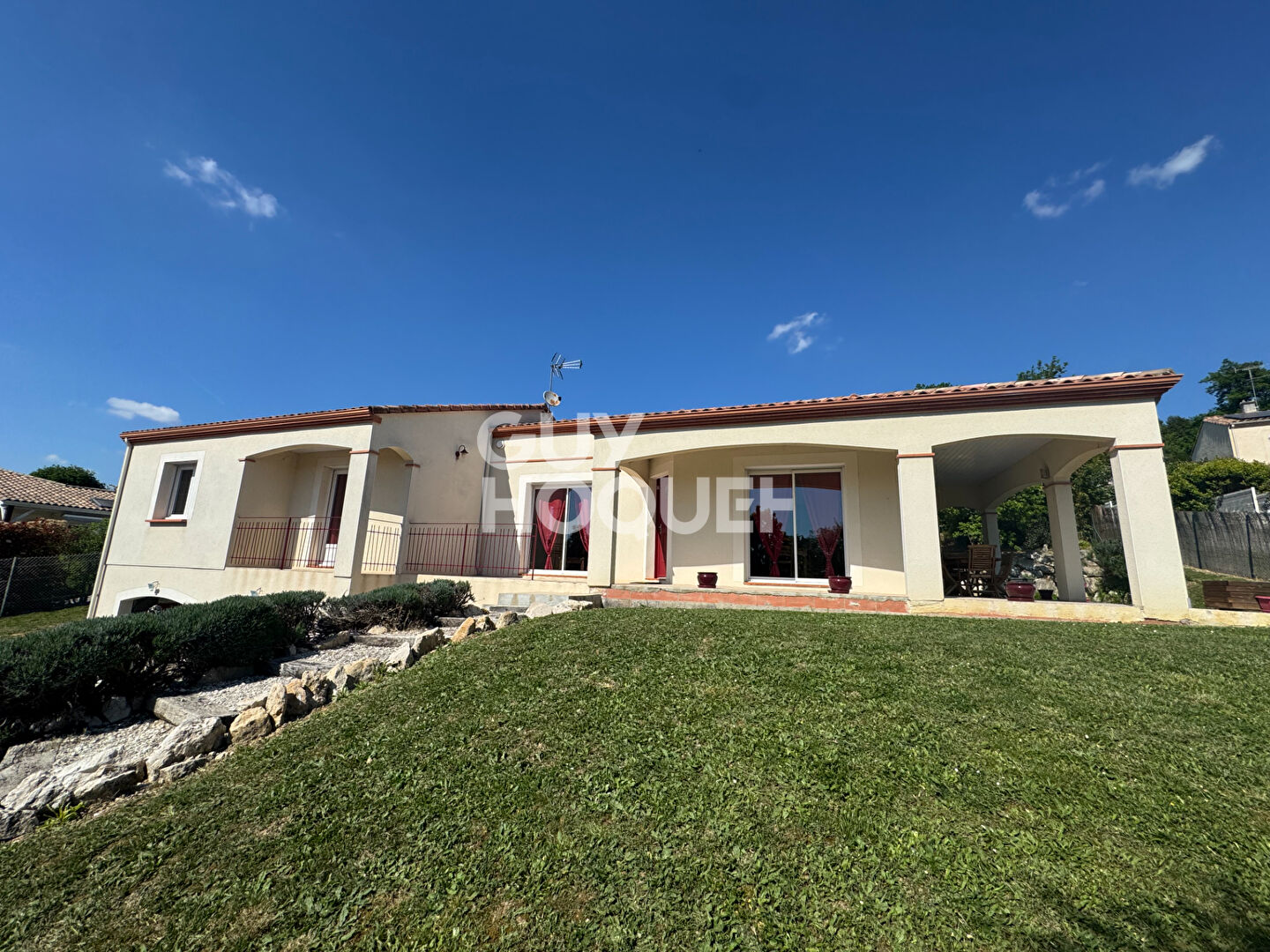 Maison 5 chambres, sous sol complet et jardin.