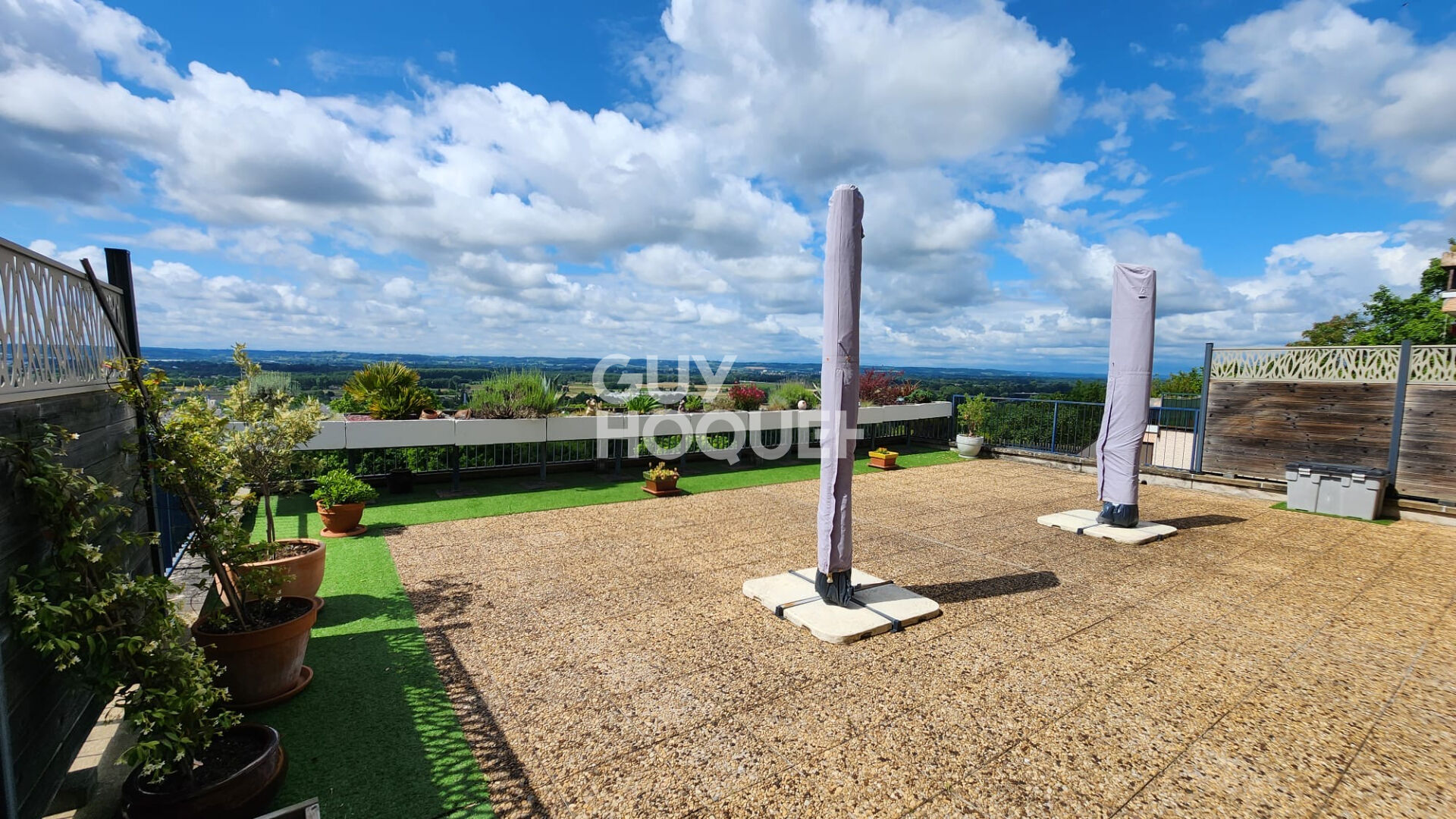 Appartemernt 100m2 avec terrasse de 100m2 et garage.