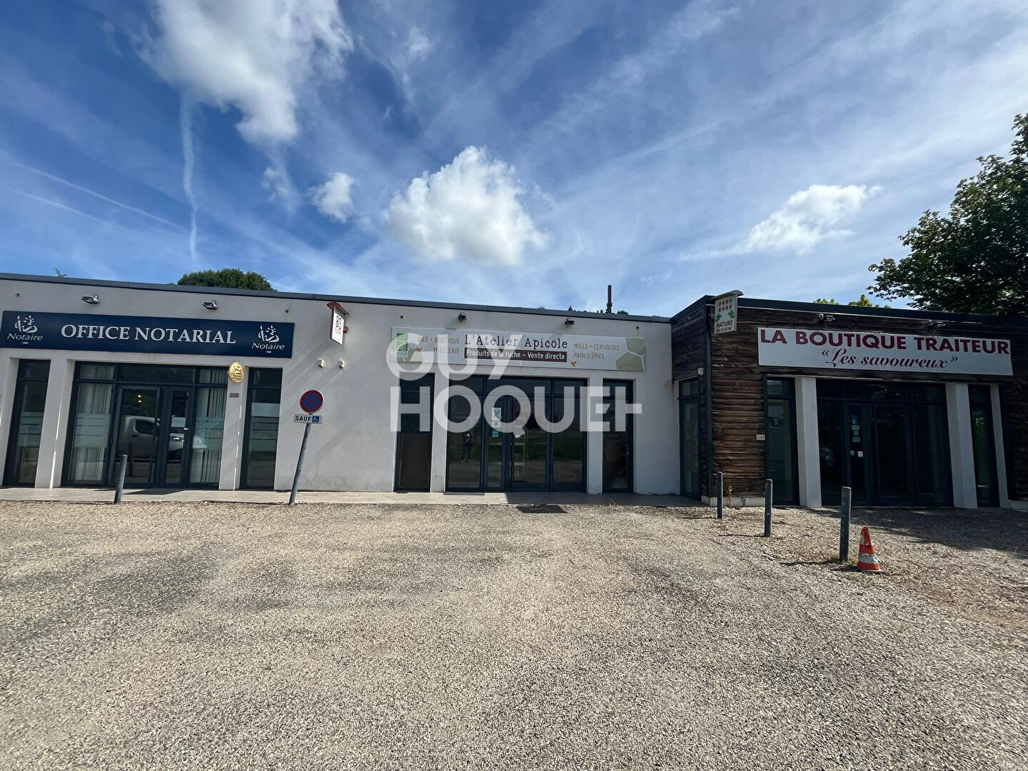 Local commercial avec parking au bord d'un axe passant