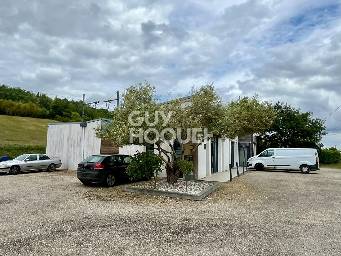 Local commercial avec parking au bord d'un axe passant