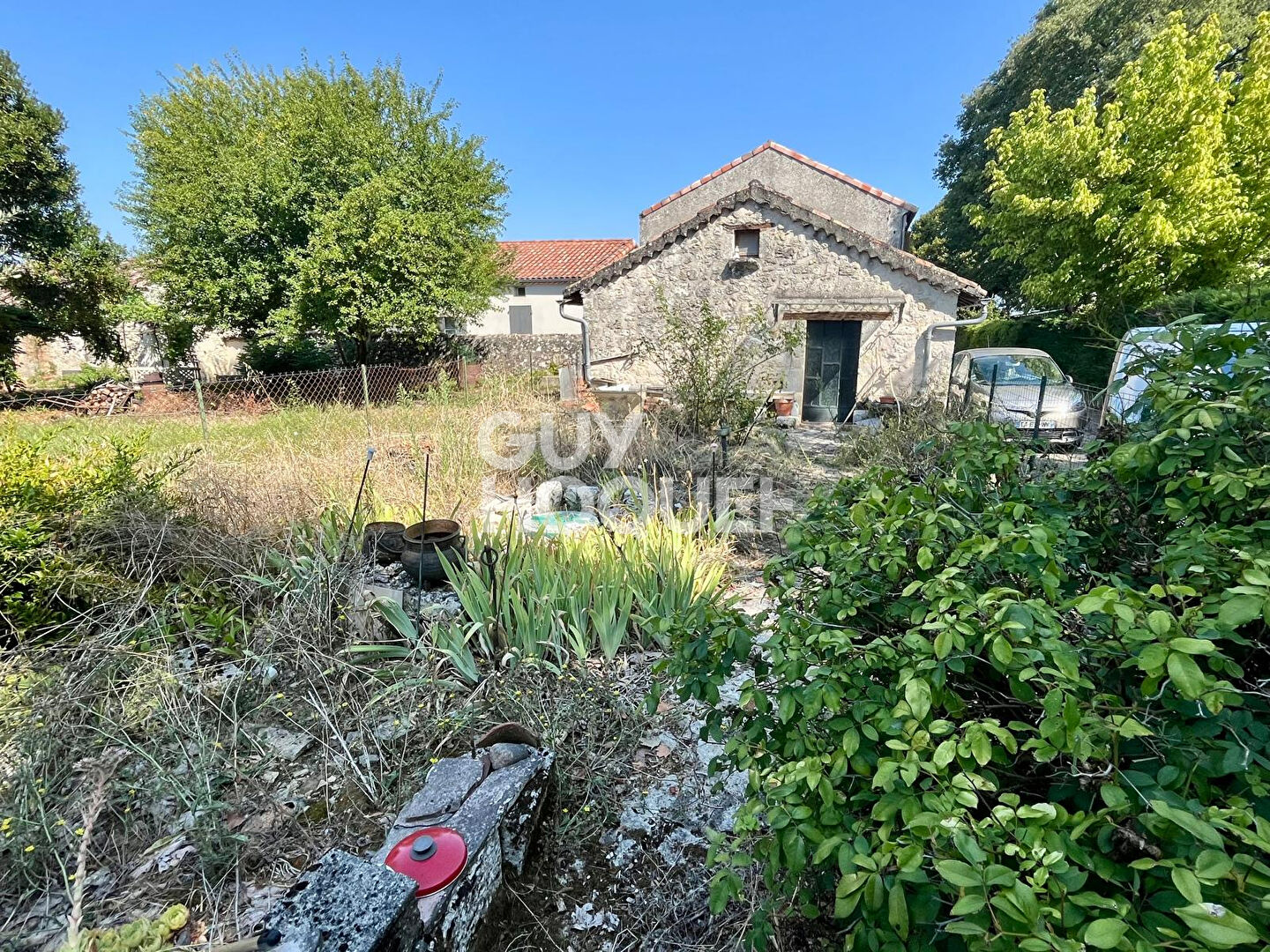 Maison de village avec terrasse, garage et jardin