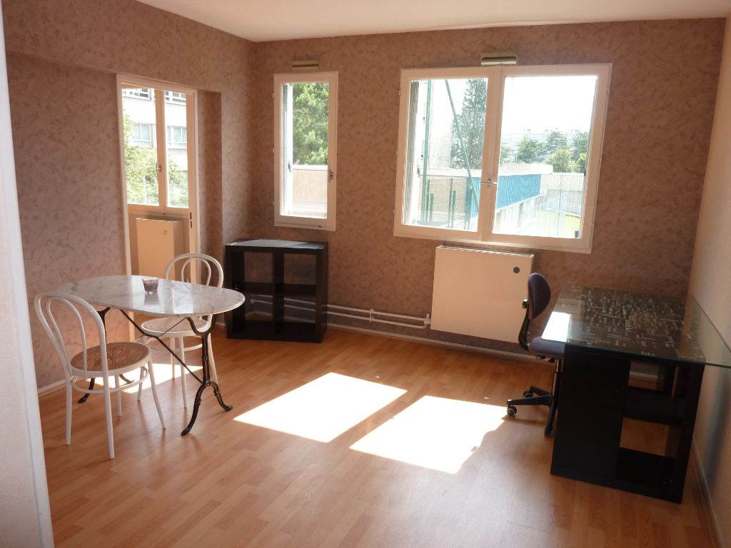 2 pièces meublé en location
