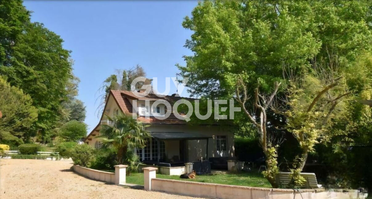 2 maisons 4 boxes chevaux sur 16 015 m²
