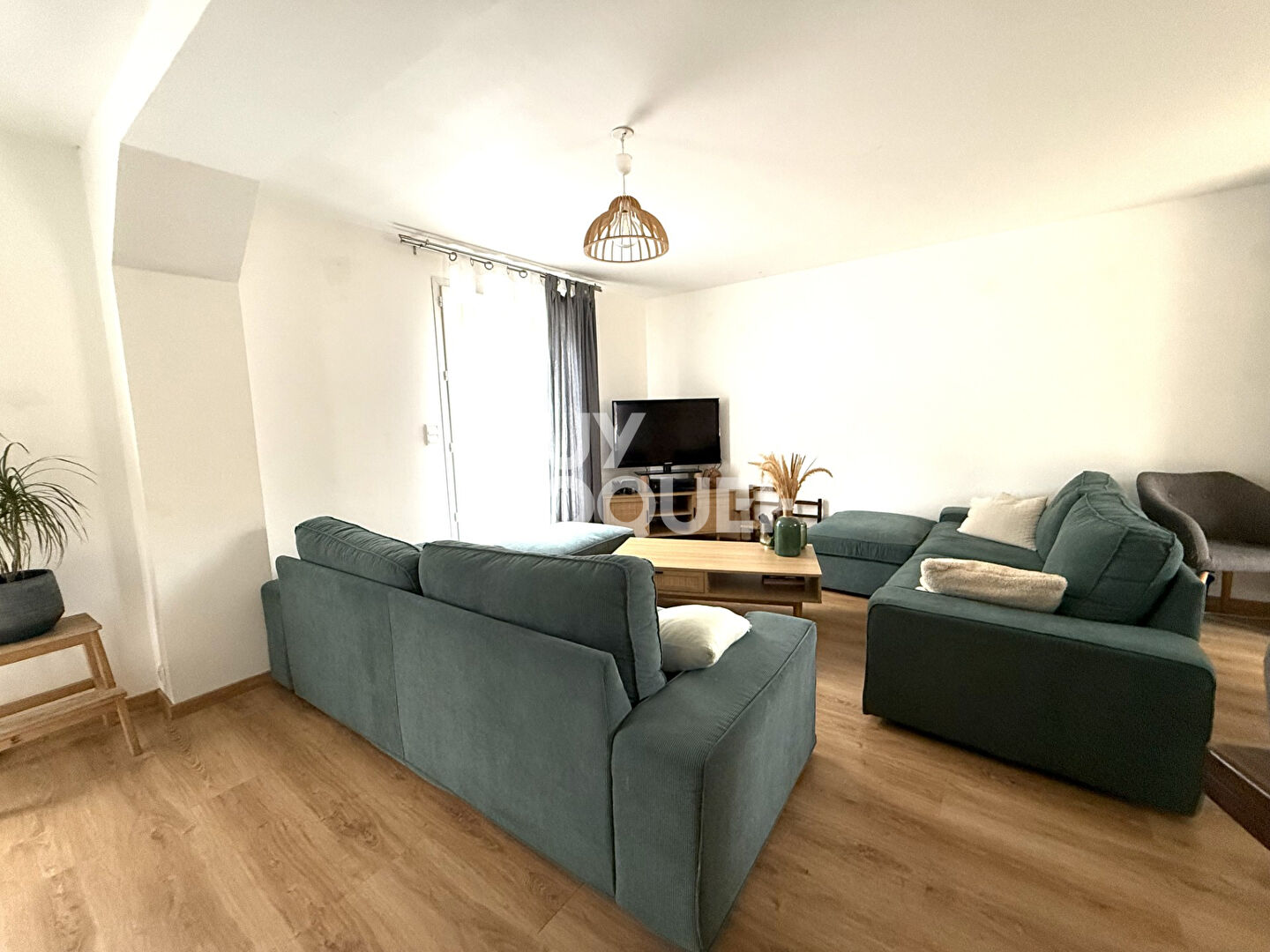 Ancien corps de ferme Rénové avec Maison et granges 5 mn de l'accès A1- Référence C2201