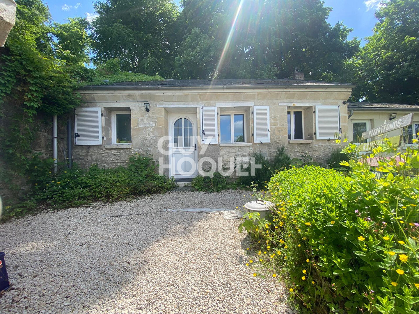 A 12 MN DE COMPIEGNE - AU PIED DU CHATEAU DE PIERREFONDS - MMEUBLE A vendre - REF. C2147