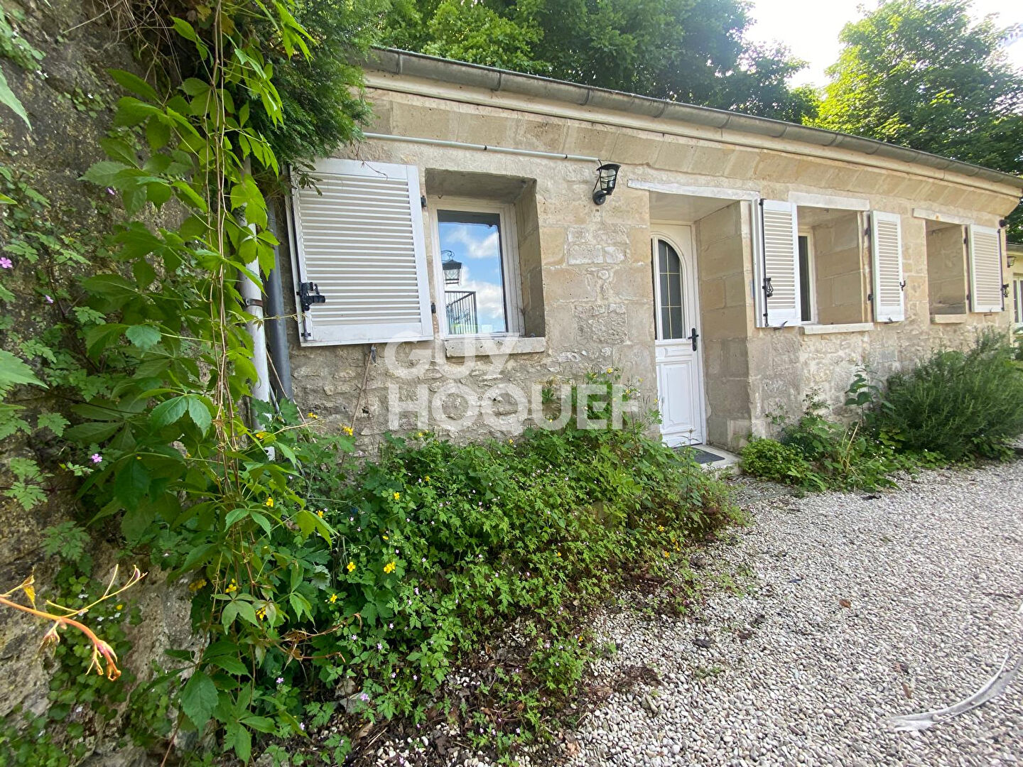 A 12 MN DE COMPIEGNE - AU PIED DU CHATEAU DE PIERREFONDS - MMEUBLE A vendre - REF. C2147