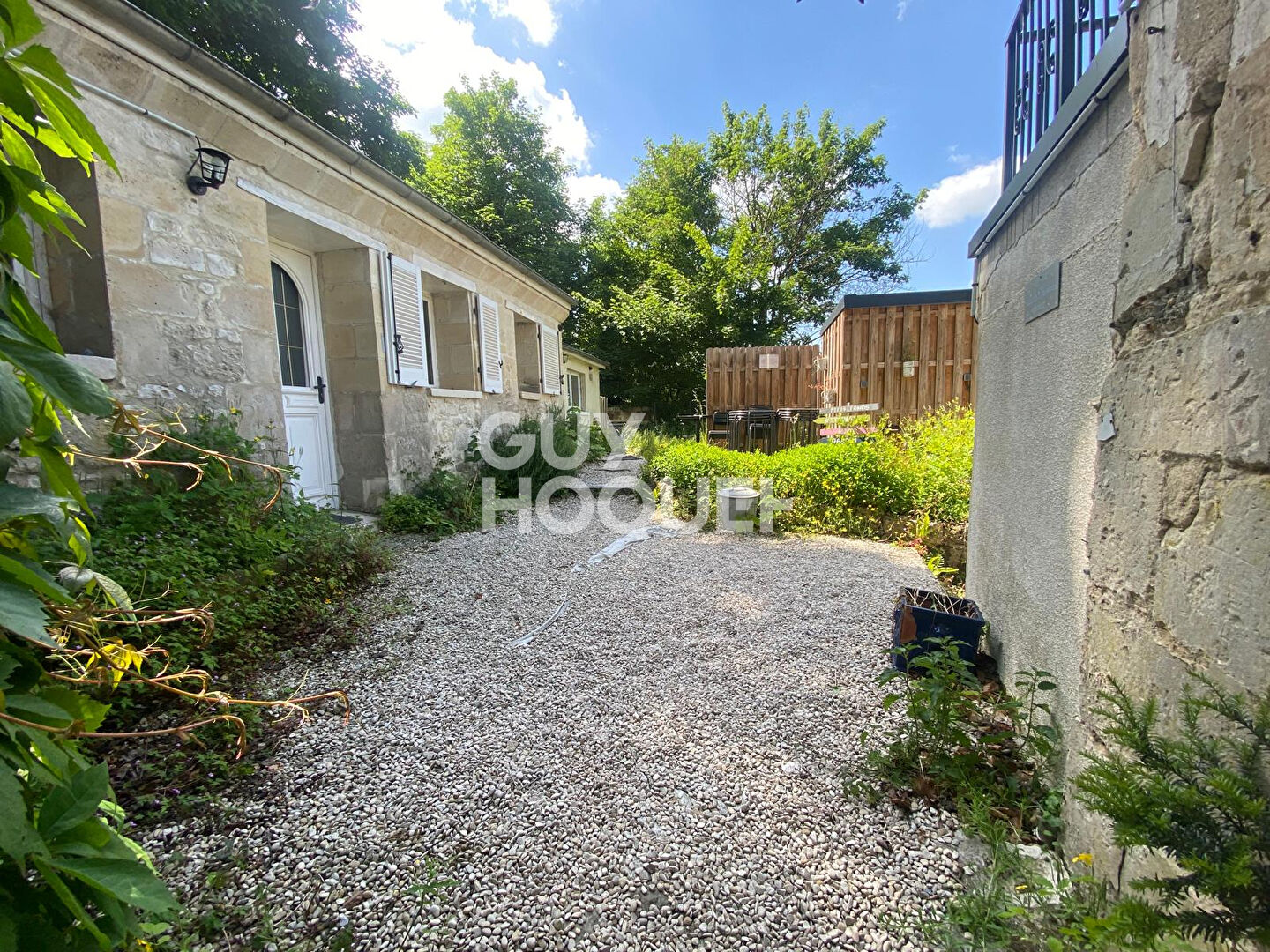 A 12 MN DE COMPIEGNE - AU PIED DU CHATEAU DE PIERREFONDS - MMEUBLE A vendre - REF. C2147