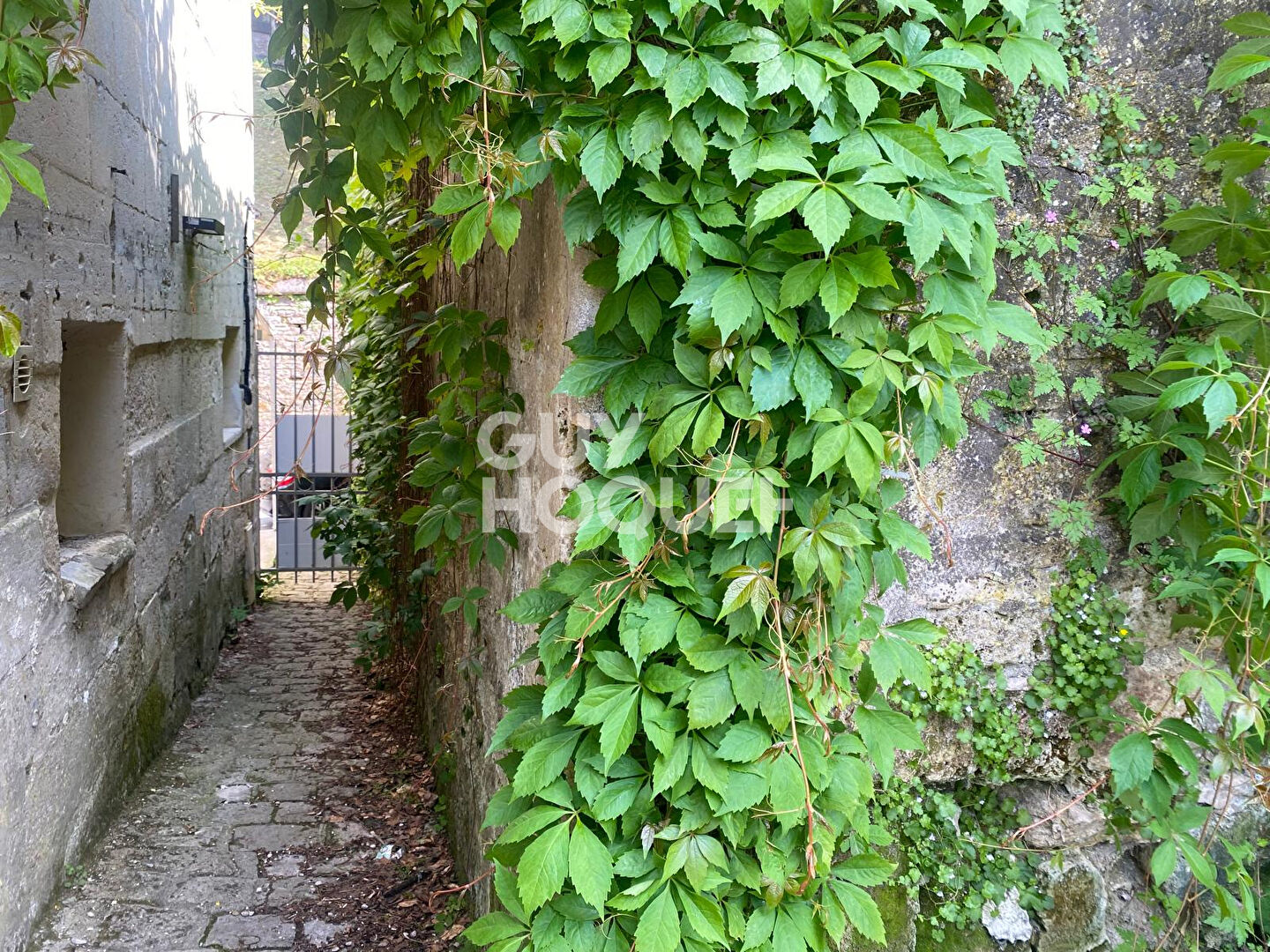 A 12 MN DE COMPIEGNE - AU PIED DU CHATEAU DE PIERREFONDS - MMEUBLE A vendre - REF. C2147