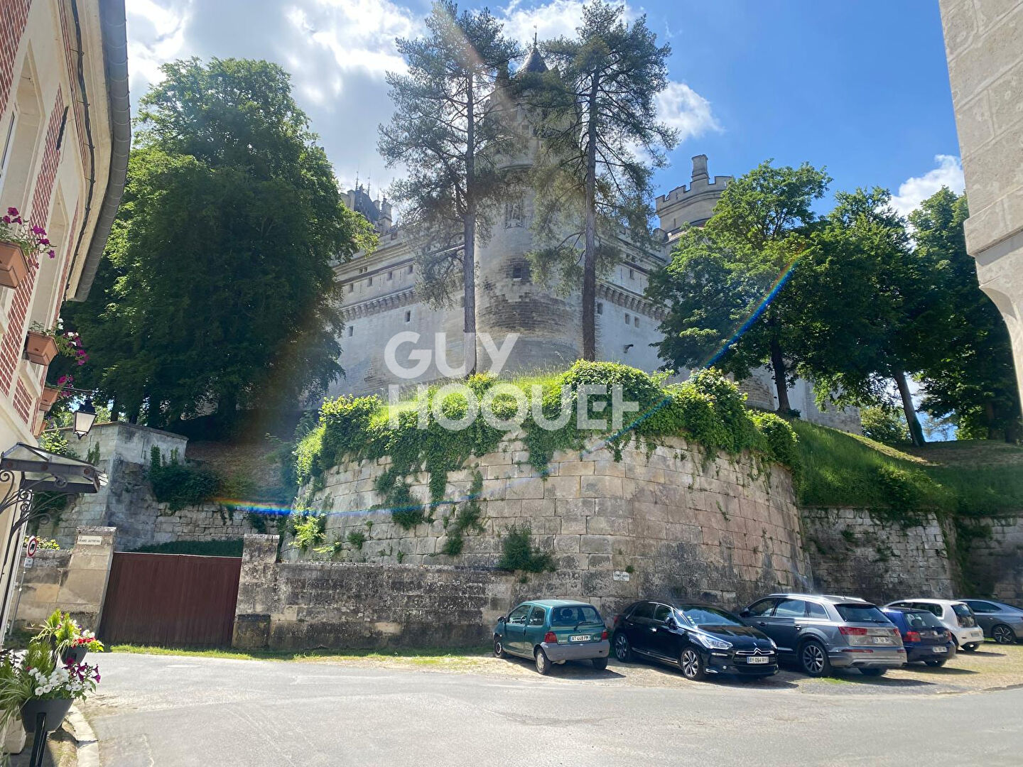 A 12 MN DE COMPIEGNE - AU PIED DU CHATEAU DE PIERREFONDS - MMEUBLE A vendre - REF. C2147