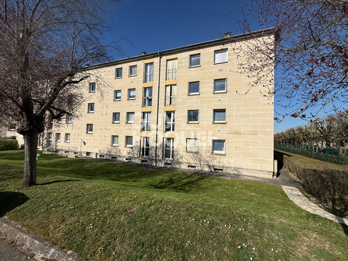 Appartement F4 dans résidence au calme secteur polyclinique