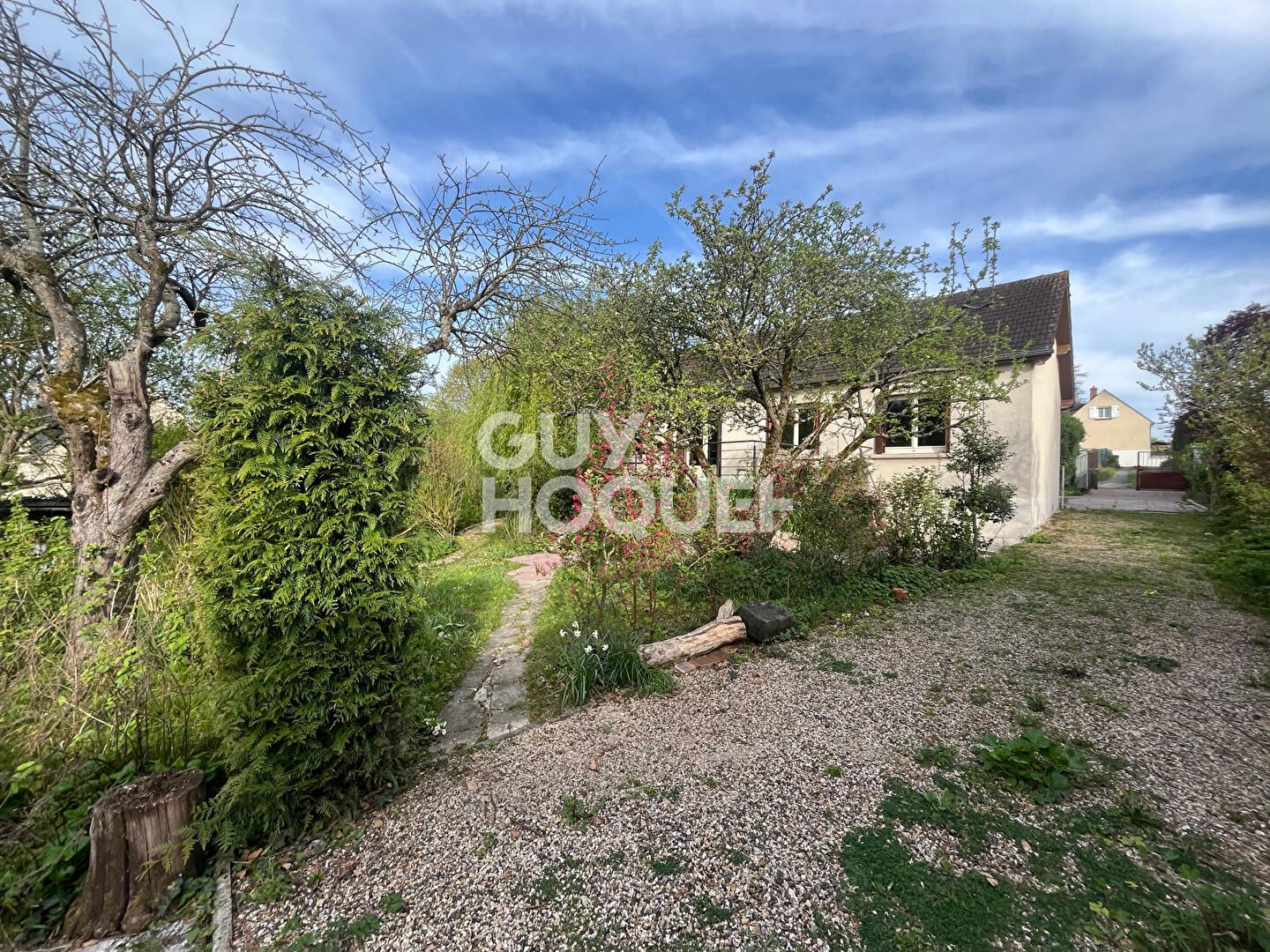 Maison d'exception à vendre à Jonquières avec vue dégagée et grand terrain