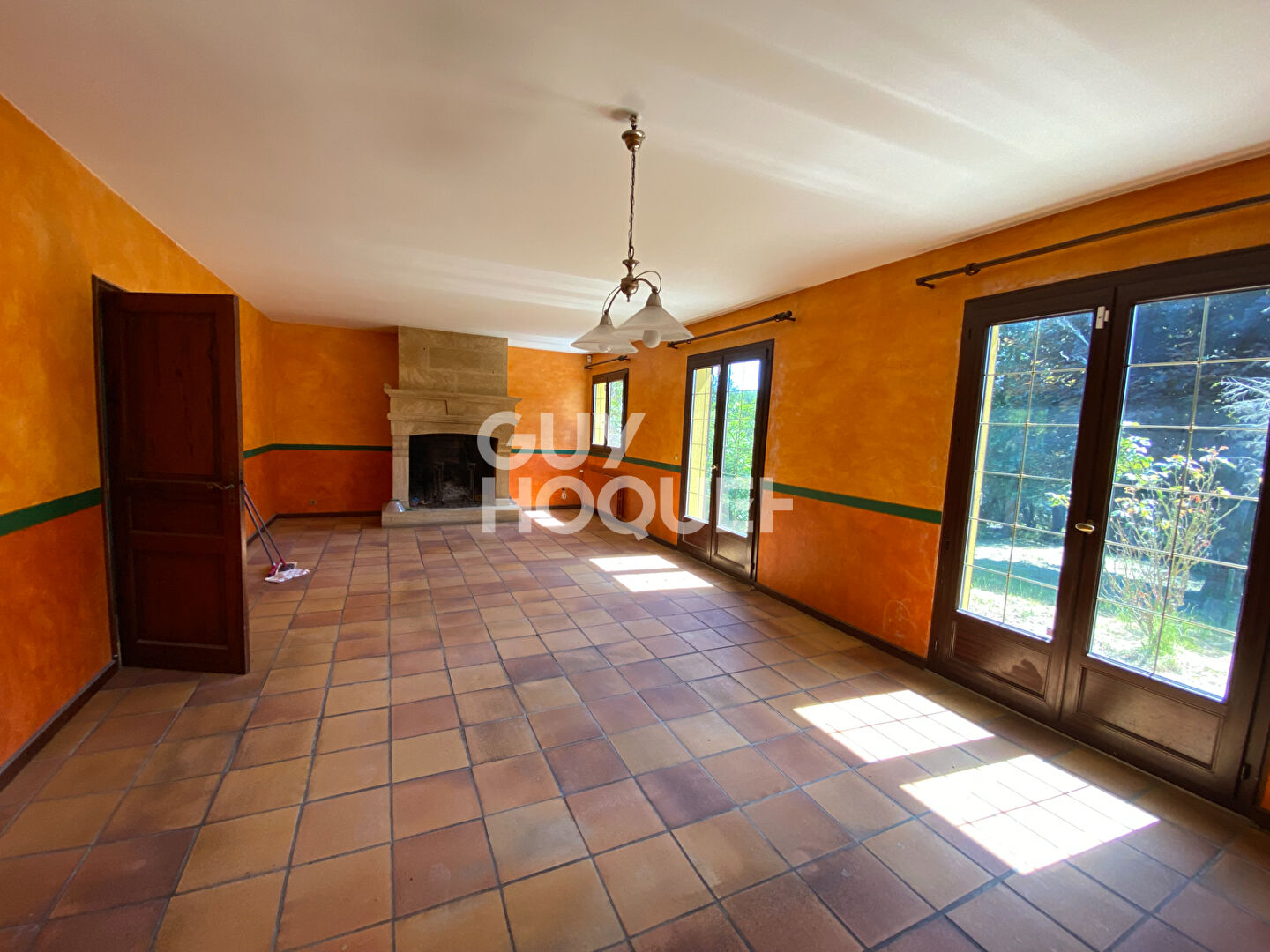 Grande maison traditionnelle en lisière de forêt