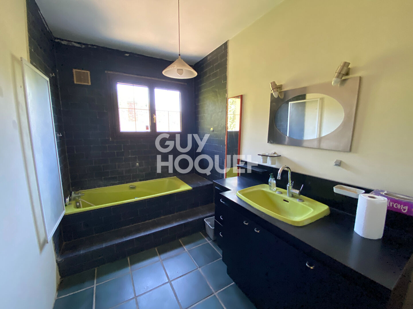 Grande maison traditionnelle en lisière de forêt