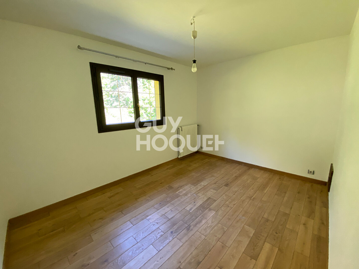 Grande maison traditionnelle en lisière de forêt