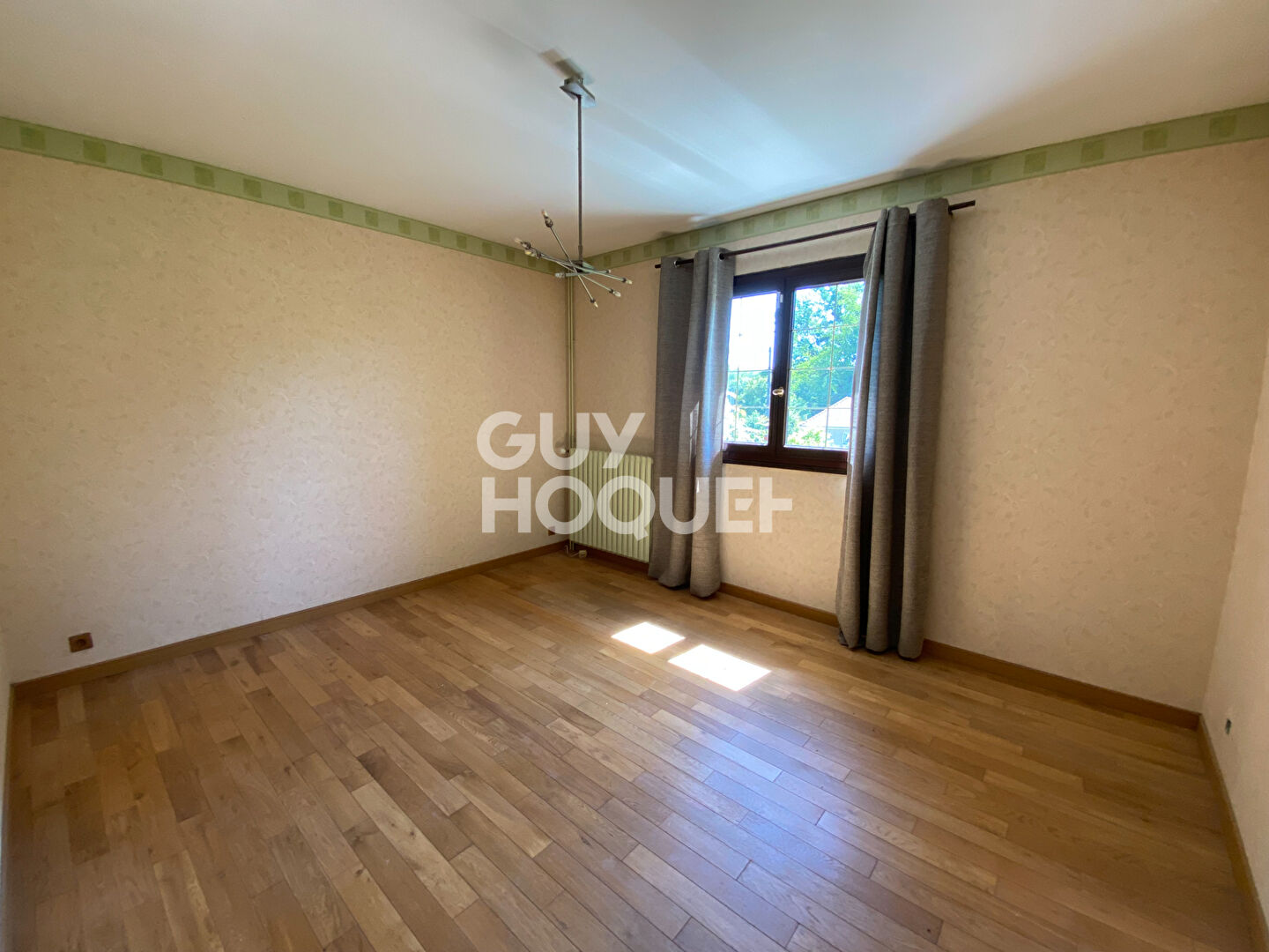 Grande maison traditionnelle en lisière de forêt