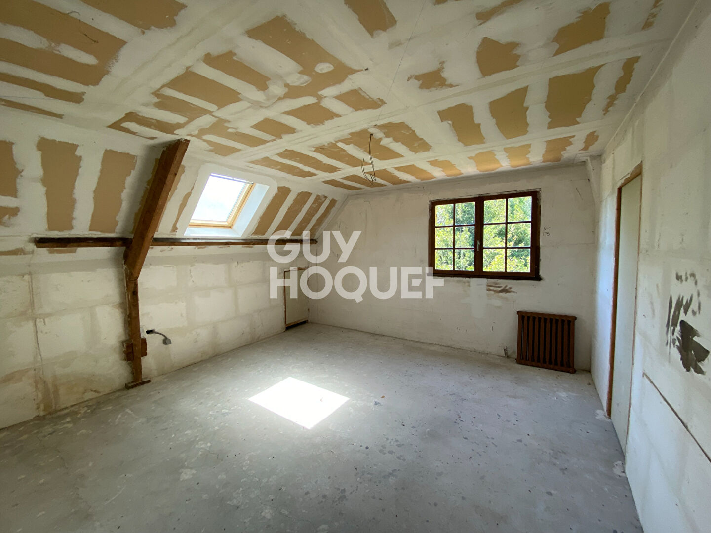 Grande maison traditionnelle en lisière de forêt
