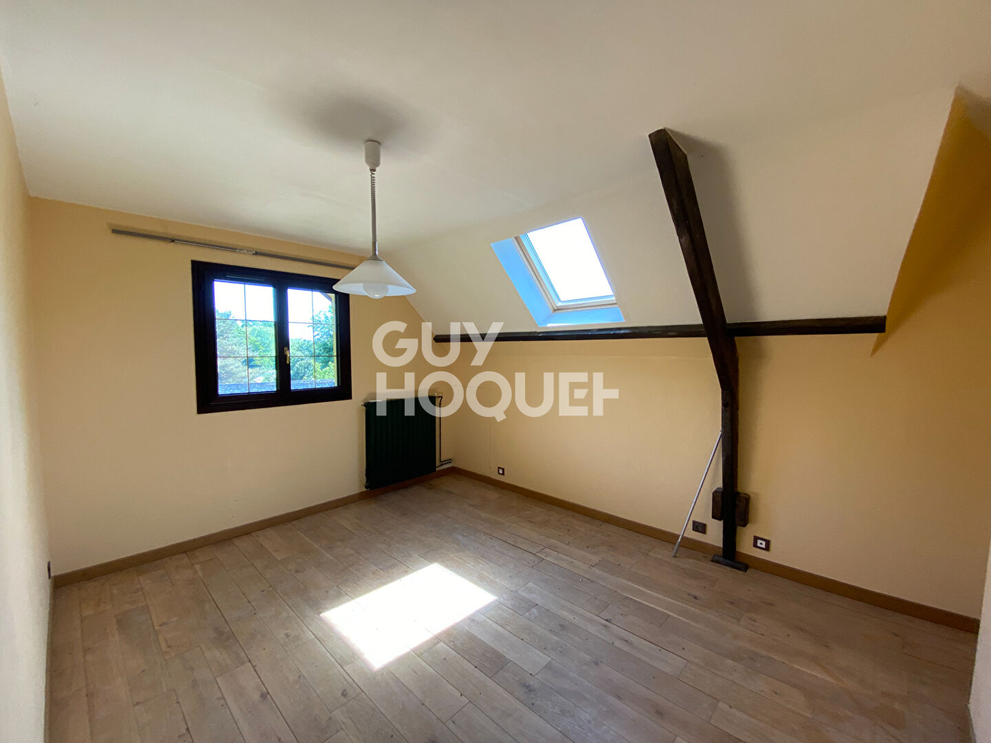 Grande maison traditionnelle en lisière de forêt