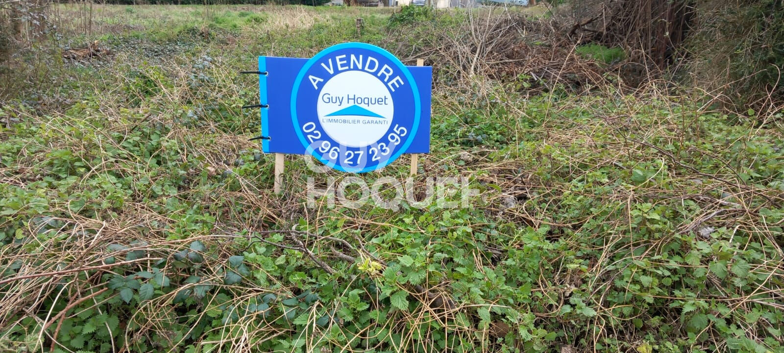 PLOUBALAY: terrain proche du bourg et des plages