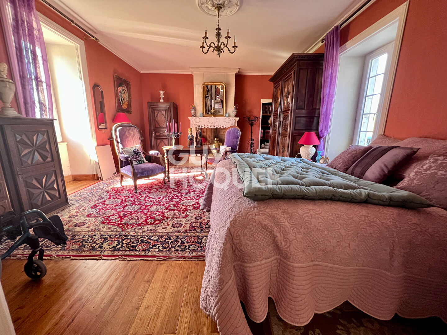 ST JEAN DE LIVERSAY : COUP DE COUR pour cette charentaise de 336 m² avec des dépendances, sur une belle parcelle de 3735 m².