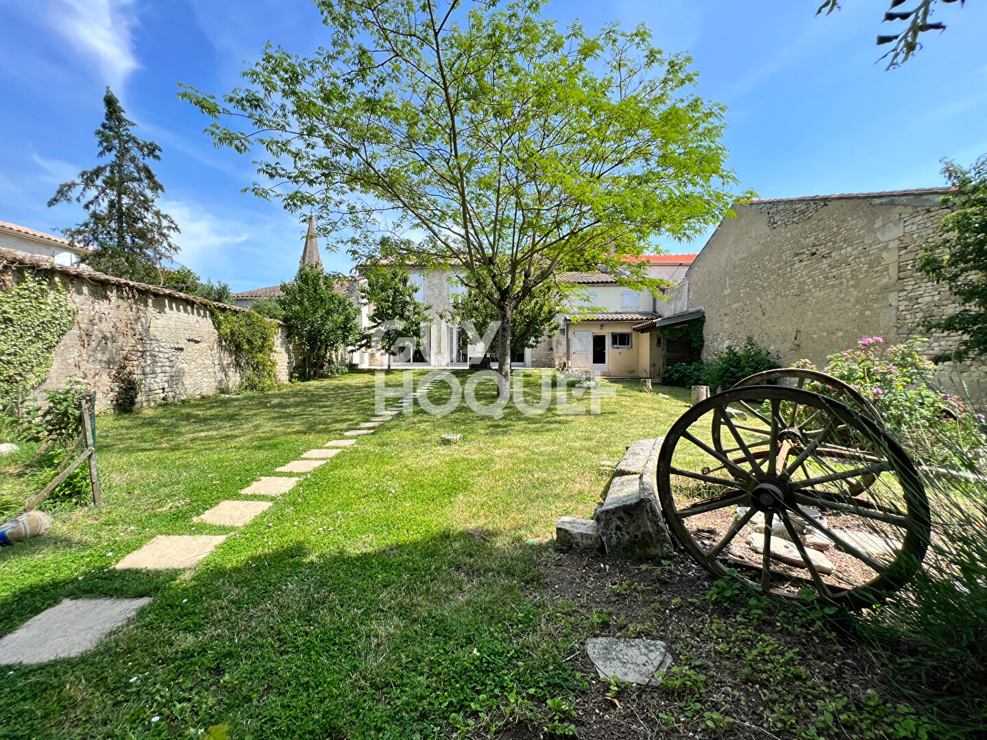 MAISON EN PIERRE 274 m² AU CALME - Centre de Bourgneuf
