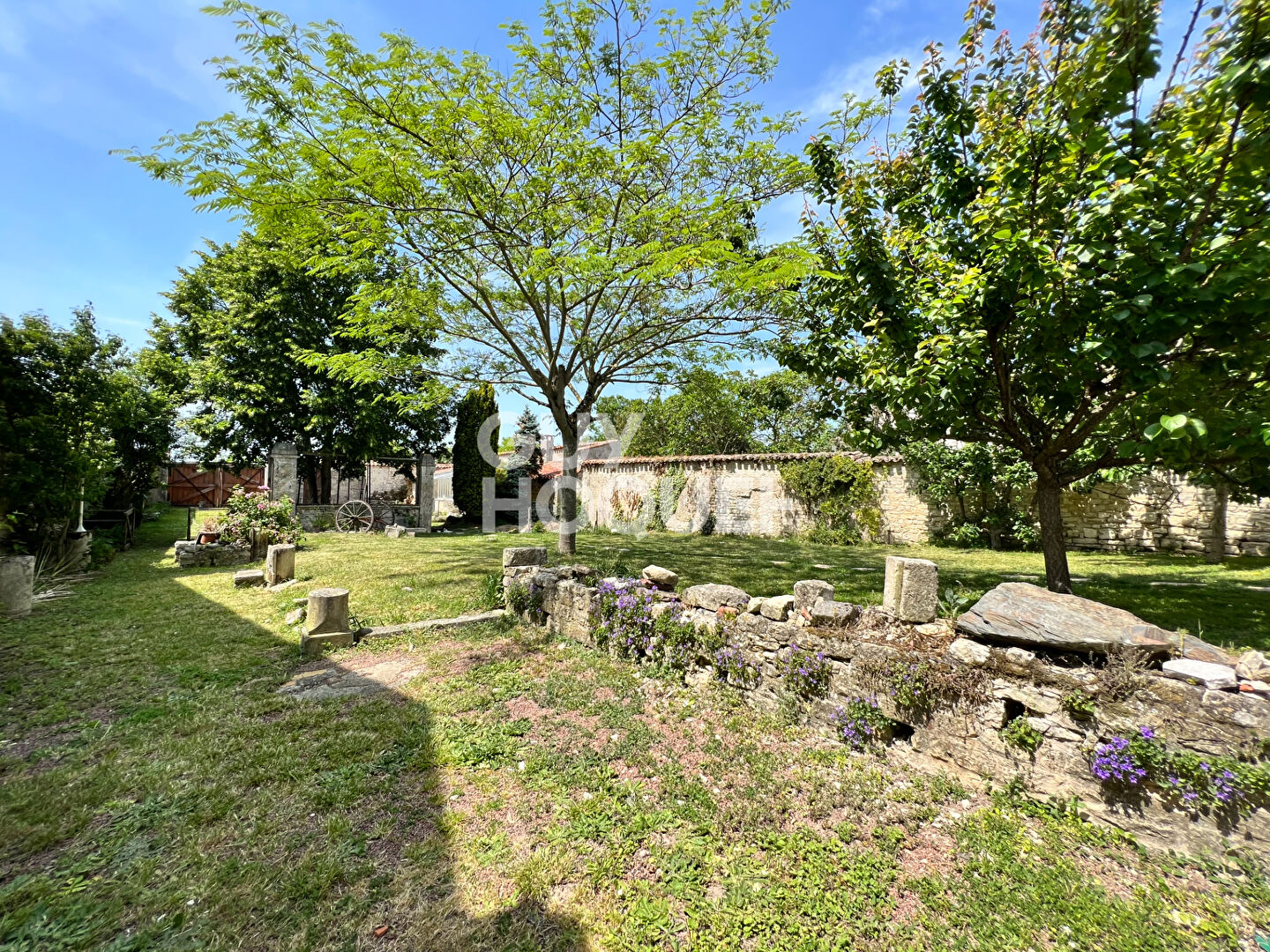 MAISON EN PIERRE 274 m² AU CALME - Centre de Bourgneuf