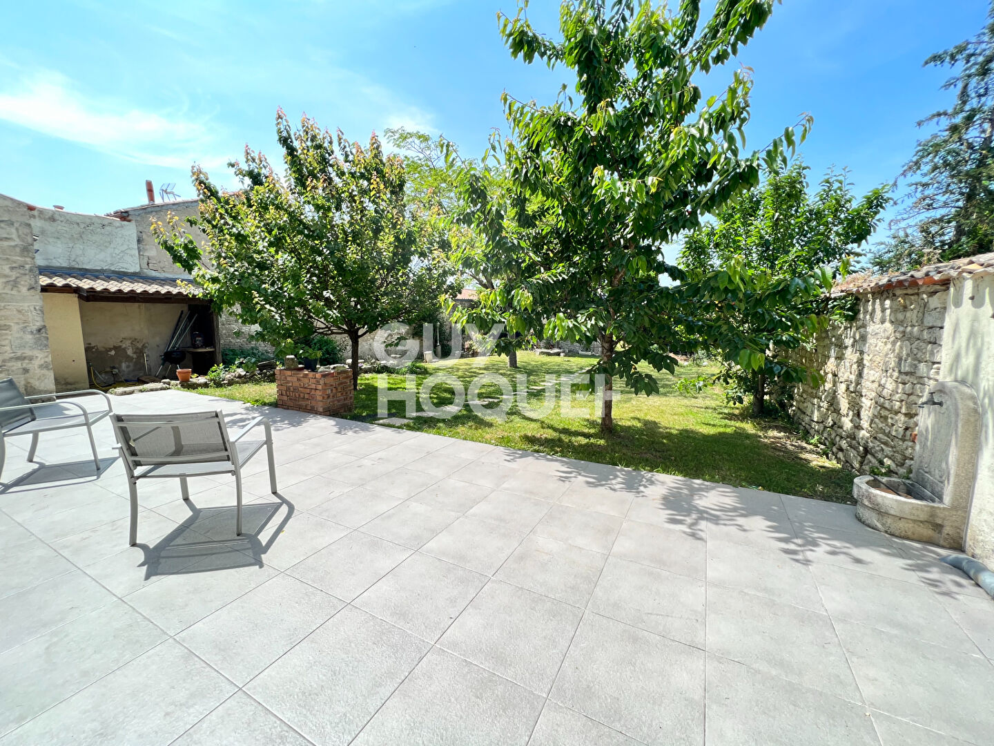 MAISON EN PIERRE 274 m² AU CALME - Centre de Bourgneuf
