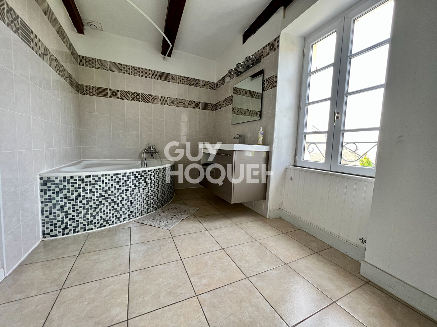 MAISON EN PIERRE 274 m² AU CALME - Centre de Bourgneuf
