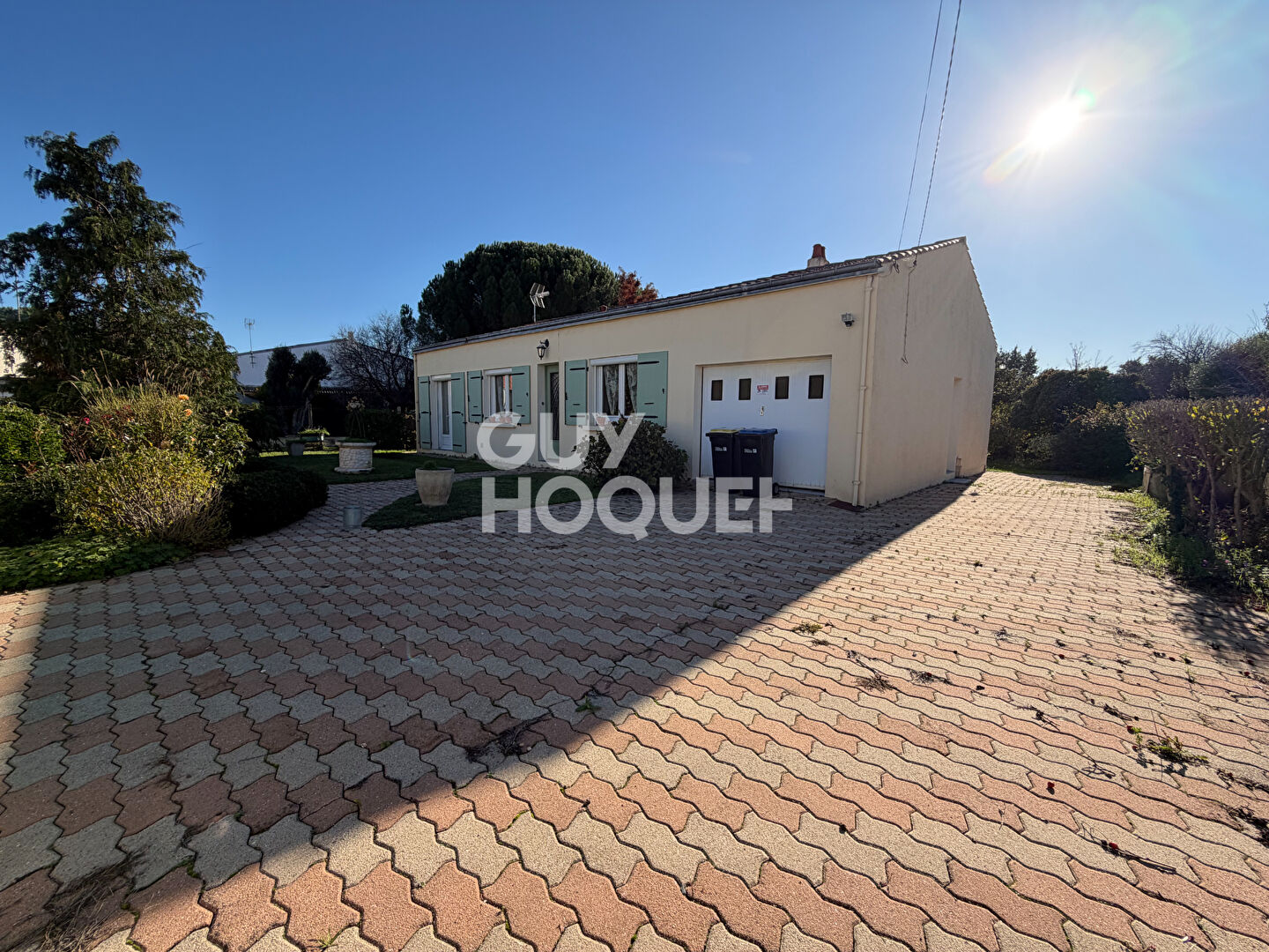 Maison de plain-pied sur parcelle arborée de 2 069 m² à seulement 1,2 km du Vieux Port.