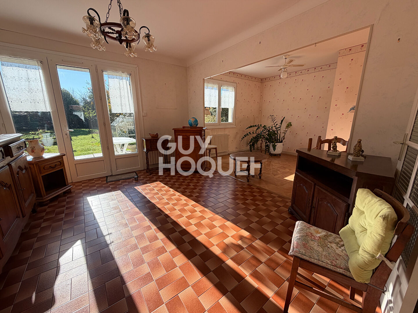 Maison de plain-pied sur parcelle arborée de 2 069 m² à seulement 1,2 km du Vieux Port.