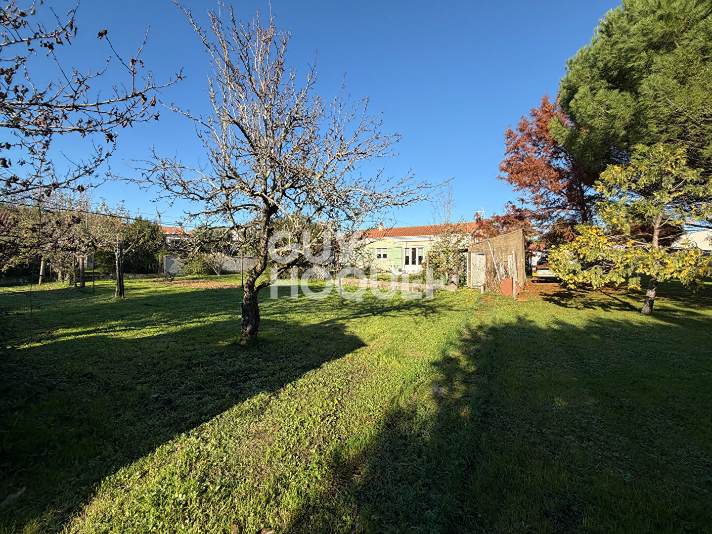 Maison de plain-pied sur parcelle arborée de 2 069 m² à seulement 1,2 km du Vieux Port.