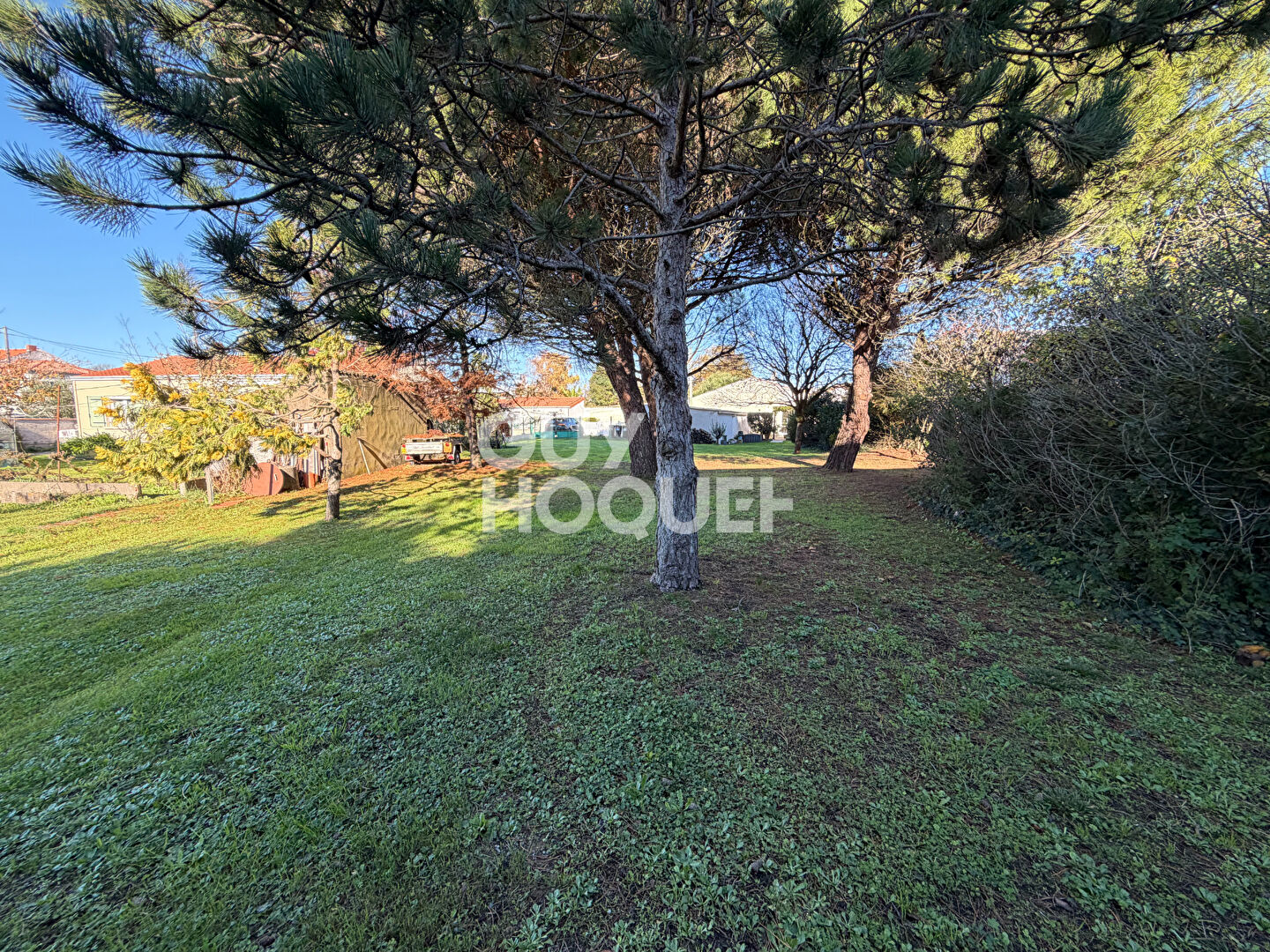 Maison de plain-pied sur parcelle arborée de 2 069 m² à seulement 1,2 km du Vieux Port.