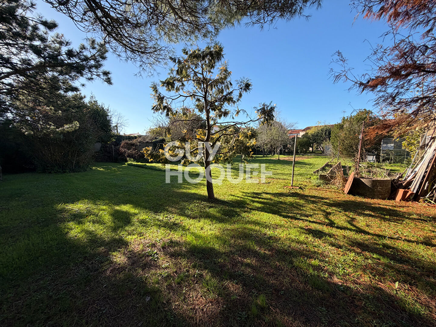 Maison de plain-pied sur parcelle arborée de 2 069 m² à seulement 1,2 km du Vieux Port.