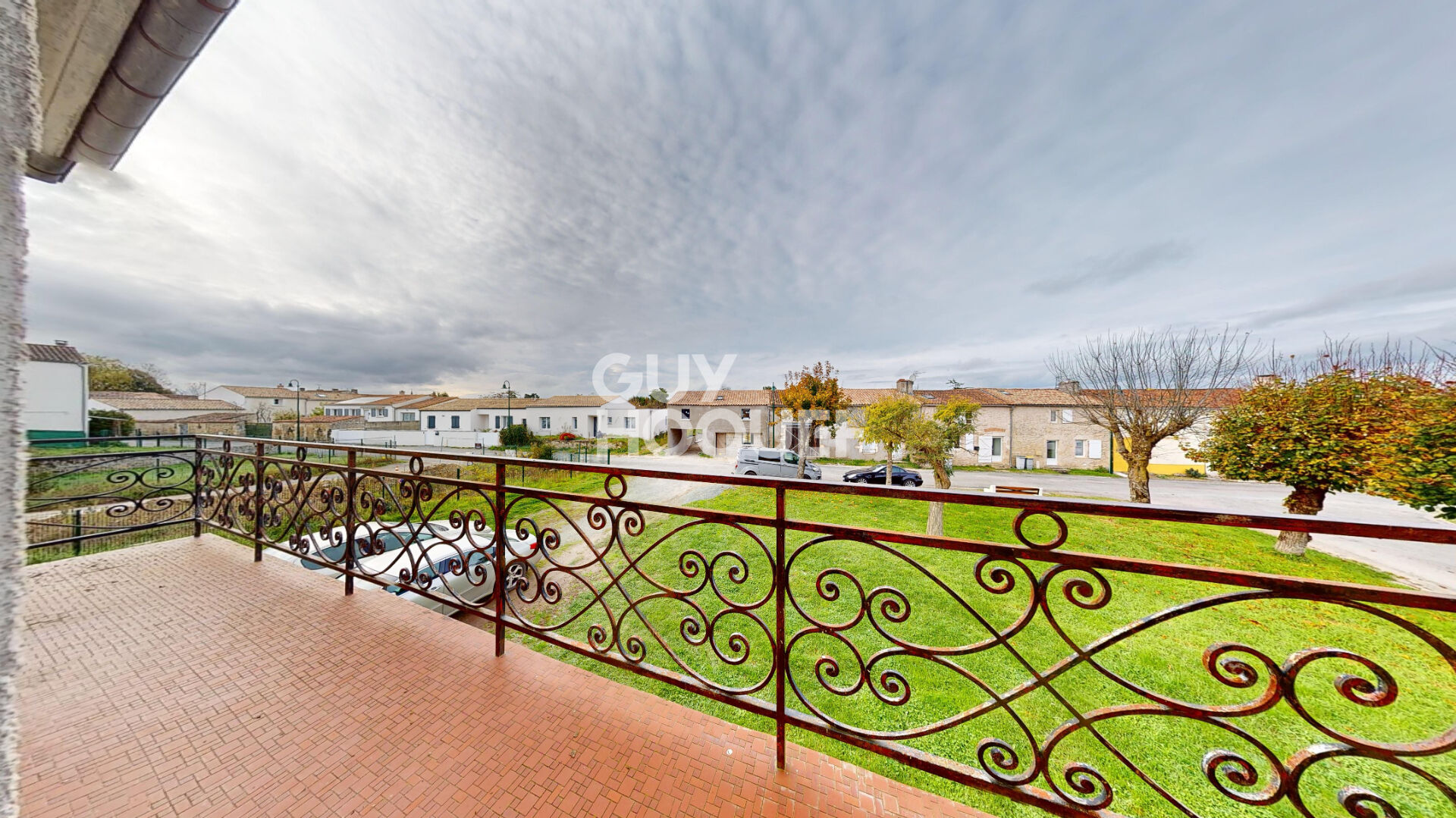 Maison d'exception à vendre à Cire d'Aunis - Un havre de paix rénové avec piscine