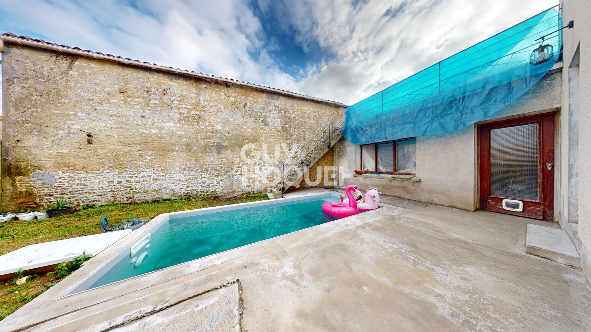 Maison d'exception à vendre à Cire d'Aunis - Un havre de paix rénové avec piscine