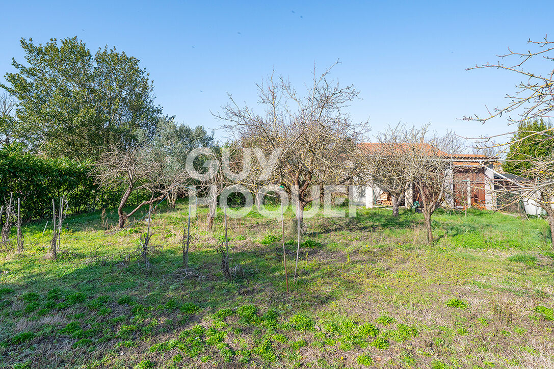 Maison avec grand terrain constructible à 600 m de la plage de Châtelaillon-Plage.