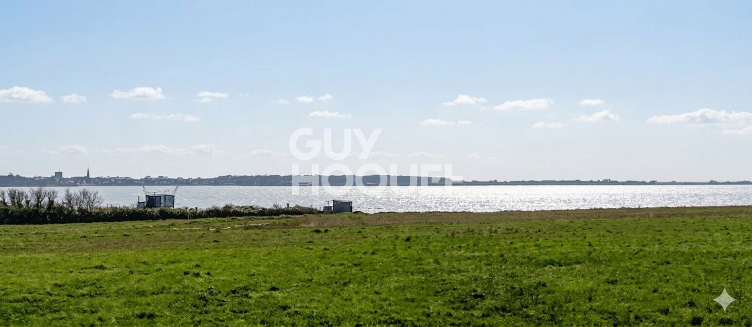 Splendide maison à vendre à Yves avec vue mer et grand terrain