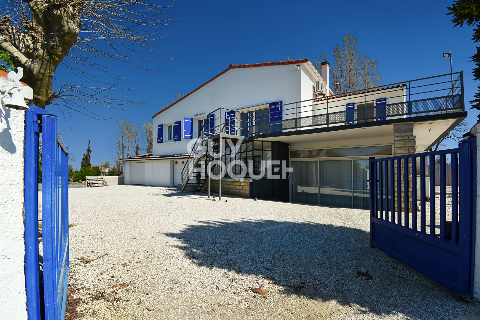 Splendide maison à vendre à Yves avec vue mer et grand terrain