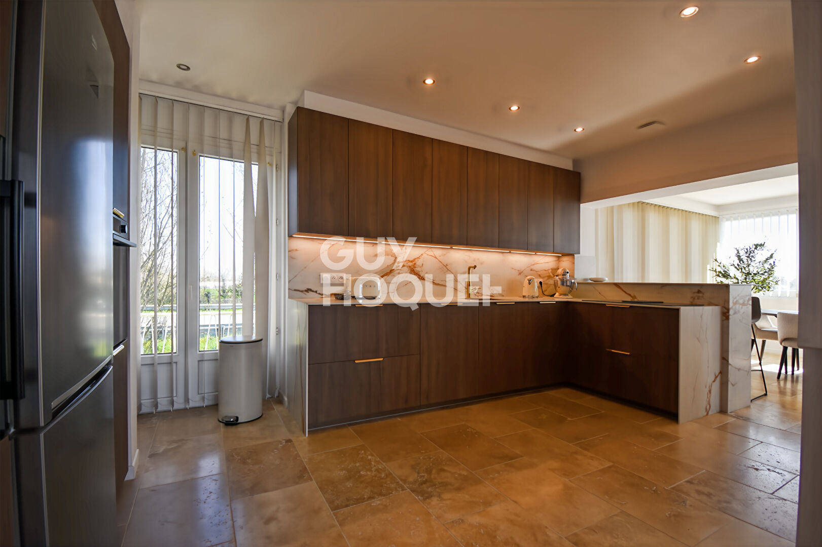 Splendide maison à vendre à Yves avec vue mer et grand terrain