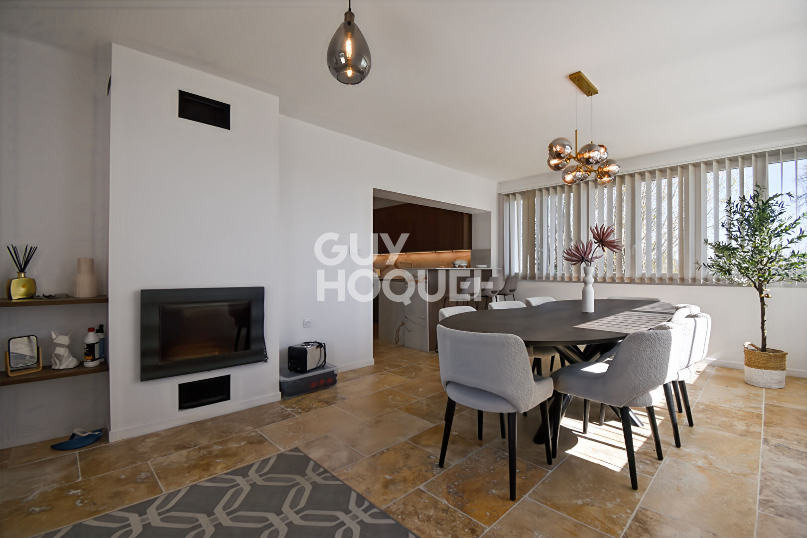 Splendide maison à vendre à Yves avec vue mer et grand terrain