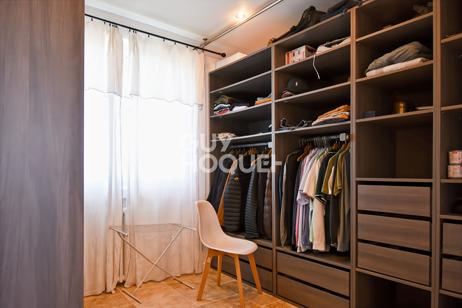 Splendide maison à vendre à Yves avec vue mer et grand terrain